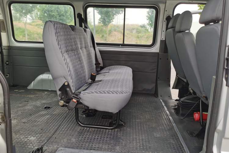 Used Ford Classic Transit 2013 2.8T Refurbished Diesel Ice-White Logistics Vehicle Long Wheelbase Mid-Roof Model JX493ZLQ4 Interior 2
