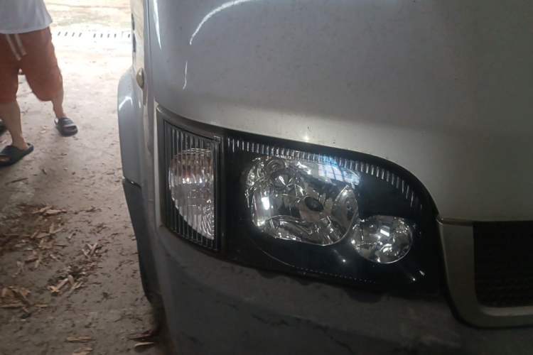 Used Ford Classic Transit 2013 2.8T Refurbished Diesel Ice-White Logistics Vehicle Long Wheelbase Mid-Roof Model JX493ZLQ4 Right Front Headlight