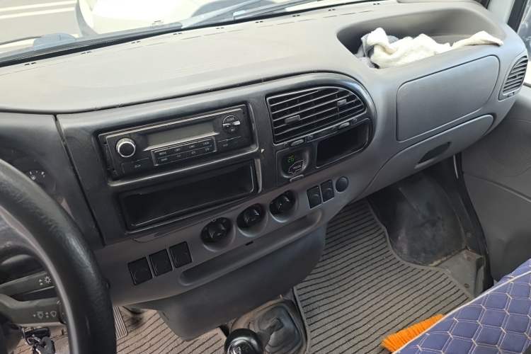 Used Ford Classic Transit 2013 2.8T Diesel Logistics Model with Short Wheelbase and Mid-Roof JX493ZLQ4 Audio And AC Panel