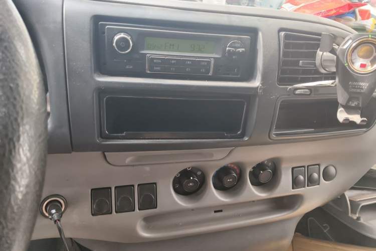Used Ford Classic Transit 2013 2.8T Diesel Logistics Model with Short Wheelbase and Mid-Roof JX493ZLQ4 Audio And AC Panel