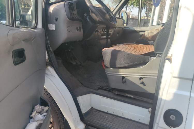 Used Ford Classic Transit 2013 2.8T Diesel Logistics Model with Short Wheelbase and Mid-Roof JX493ZLQ4 Driver Seat