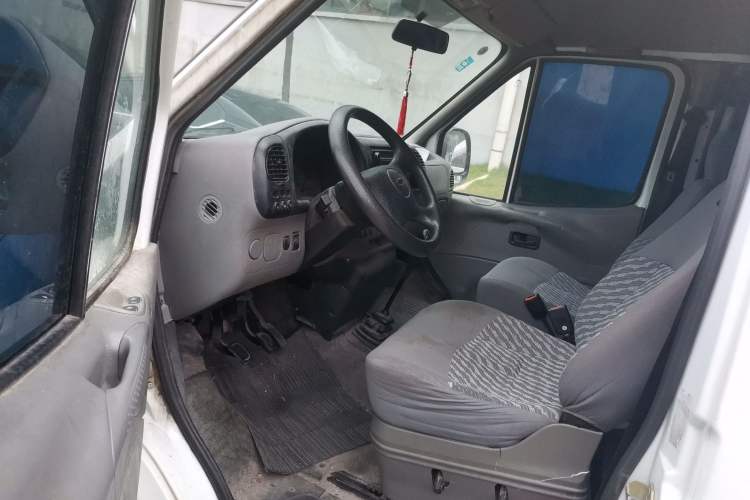 Used Ford Classic Transit 2013 2.8T Diesel Ice White Logistics Vehicle Long Wheelbase Mid-Roof Design – JX493ZLQ4 Driver Seat