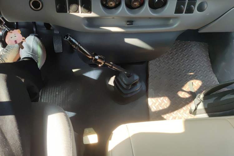 Used Ford Classic Transit 2013 2.8T Diesel Logistics Model with Short Wheelbase and Mid-Roof JX493ZLQ4 Gear Lever