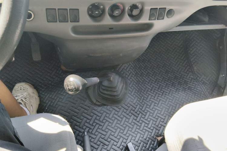 Used Ford Classic Transit 2013 2.8T Revised Diesel Standard Version with Long Wheelbase and High Roof – JX493ZLQ4 Gear Lever
