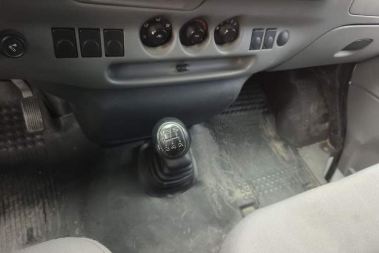 Used Ford Classic Transit 2013 2.8T Refurbished Diesel Ice-White Logistics Vehicle Long Wheelbase Mid-Roof Model JX493ZLQ4 Gear Lever