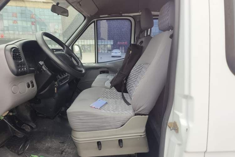 Used Ford Classic Transit 2013 2.8T Refurbished Diesel Ice-White Logistics Vehicle Long Wheelbase Mid-Roof Model JX493ZLQ4 Left Front Seat