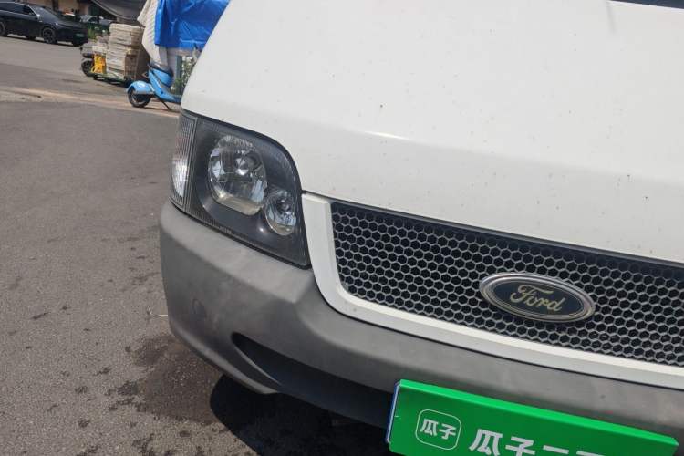 Used Ford Classic Transit 2013 2.8T Refurbished Diesel Ice-White Logistics Vehicle Long Wheelbase Mid-Roof Model JX493ZLQ4 Right Front Headlight