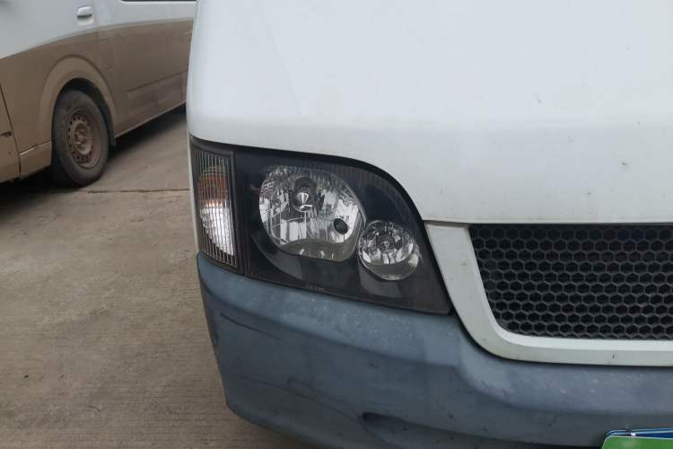 Used Ford Classic Transit 2013 2.8T Diesel Ice White Logistics Vehicle Long Wheelbase Mid-Roof Design – JX493ZLQ4 Right Front Headlight
