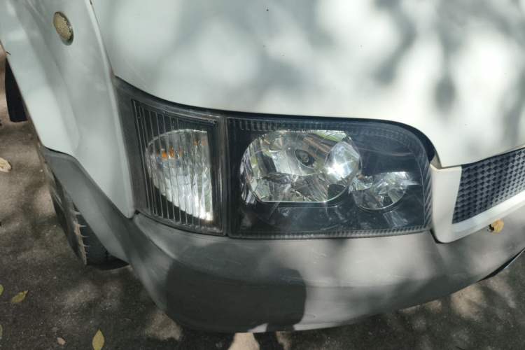 Used Ford Classic Transit 2013 2.8T Refurbished Diesel Ice-White Logistics Vehicle Long Wheelbase Mid-Roof Model JX493ZLQ4 Right Front Headlight