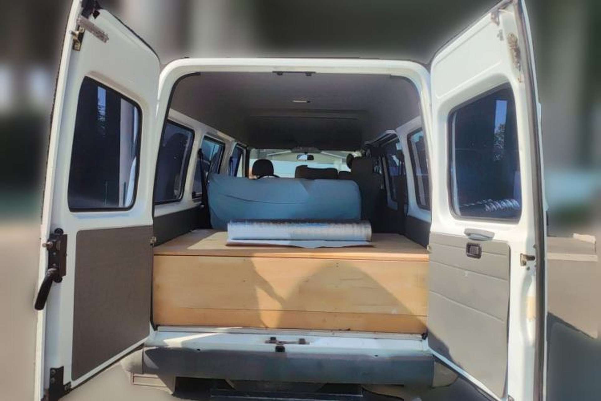 Used Ford Classic Transit 2013 2.8T Diesel Logistics Model with Short Wheelbase and Mid-Roof JX493ZLQ4 Trunk