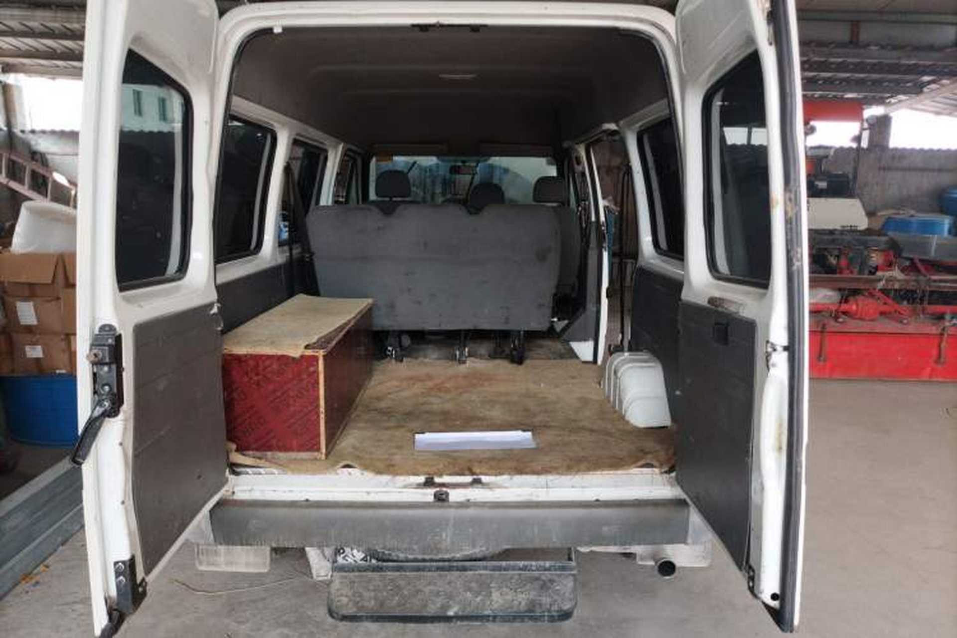 Used Ford Classic Transit 2013 2.8T Diesel Logistics Model with Short Wheelbase and Mid-Roof JX493ZLQ4 Trunk