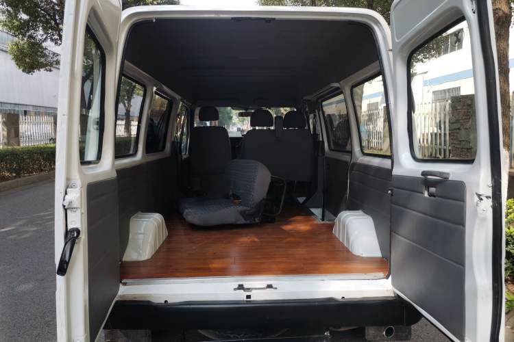Used Ford Classic Transit 2013 2.8T Diesel Logistics Model with Short Wheelbase and Mid-Roof JX493ZLQ4 Trunk
