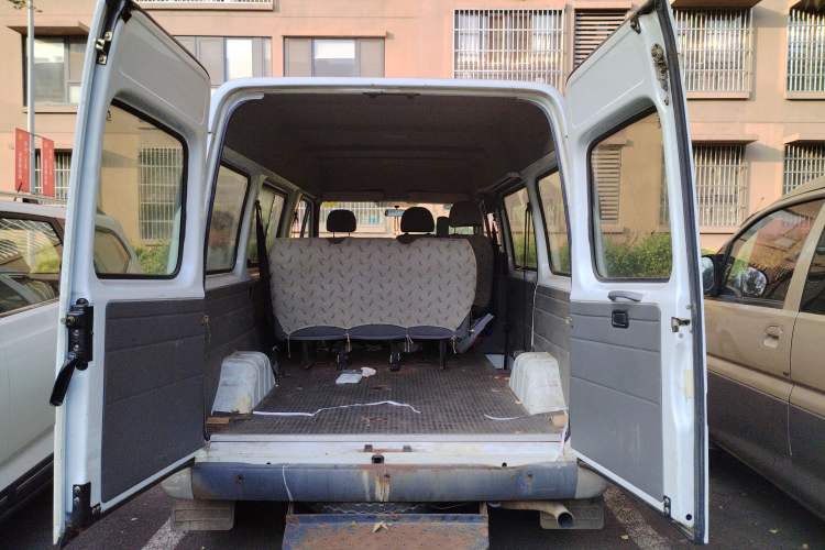 Used Ford Classic Transit 2013 2.8T Diesel Logistics Model with Short Wheelbase and Mid-Roof JX493ZLQ4 Trunk