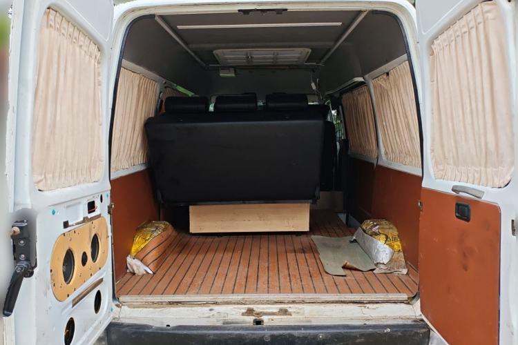 Used Ford Classic Transit 2013 2.8T Diesel Logistics Model with Short Wheelbase and Mid-Roof JX493ZLQ4 Trunk