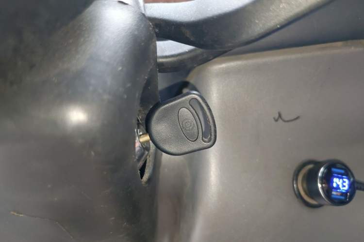Used Ford Classic Transit 2013 2.8T Diesel Logistics Model with Short Wheelbase and Mid-Roof JX493ZLQ4 Vehicle Key