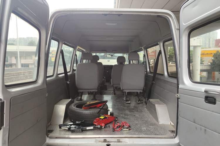 Used Ford Classic Transit 2015 2.4L Gasoline Multi-Function Vehicle Long Wheelbase 6-Seater Mid-Roof Model 4G64S4N Trunk