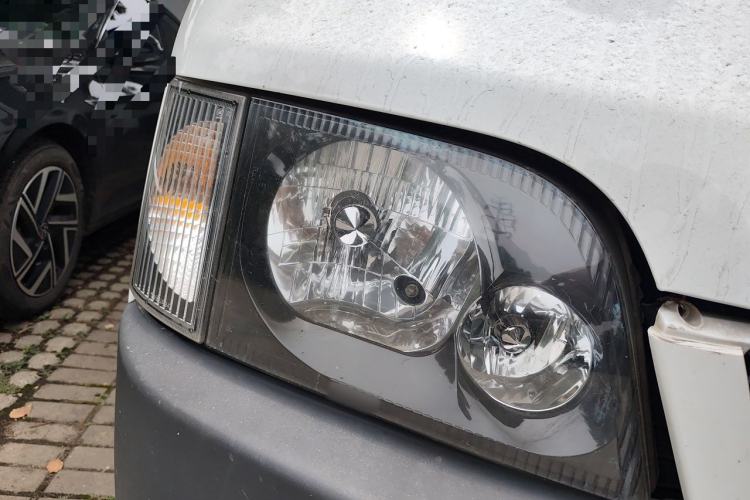 Used Ford Classic Transit 2015 2.4L Gasoline Multi-Function Vehicle Short Wheelbase 6-Seater Mid-Roof Model 4G64S4N Right Front Headlight
