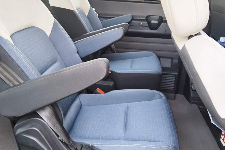 Used Ford E-Transit 2024 Elite Coach Model Mid-axle Mid-roof Design 9 Seats 100.96 kWh Left Rear Seat