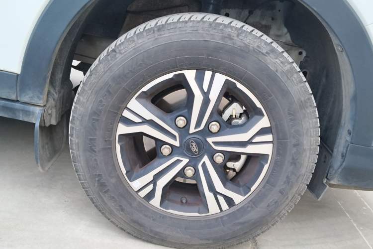 Used Ford E-Transit 2024 Elite Coach Model Mid-axle Mid-roof Design 9 Seats 100.96 kWh Right Front Wheel Hub