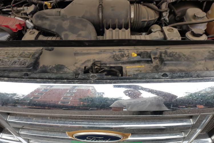 Used Ford E350  Engine Bay