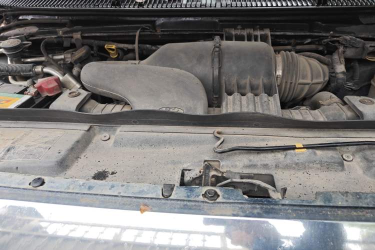 Used Ford E350  Engine Bay