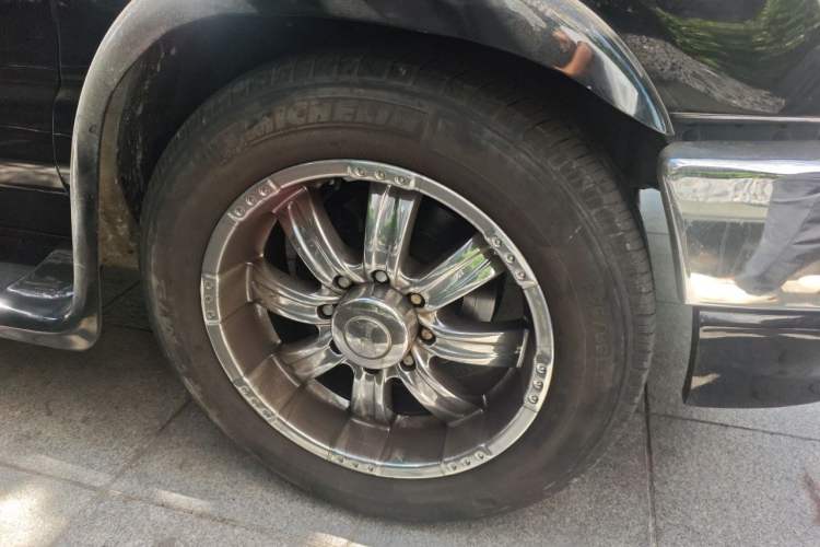Used Ford E350  Right Front Wheel Hub