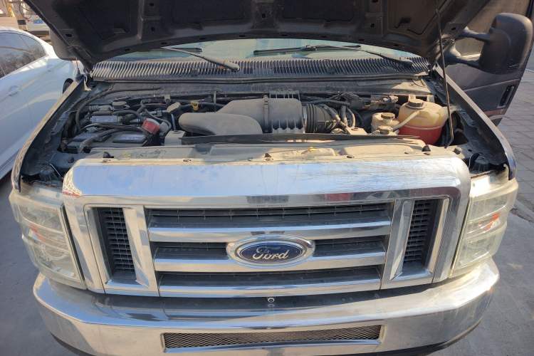 Used Ford E350 2011 5.4L Standard Yacht Edition Engine Bay