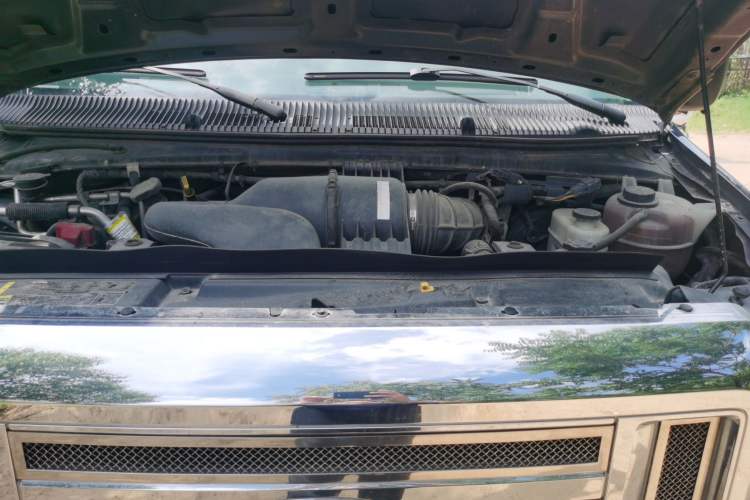 Used Ford E350 2011 5.4L Standard Yacht Edition Engine Bay