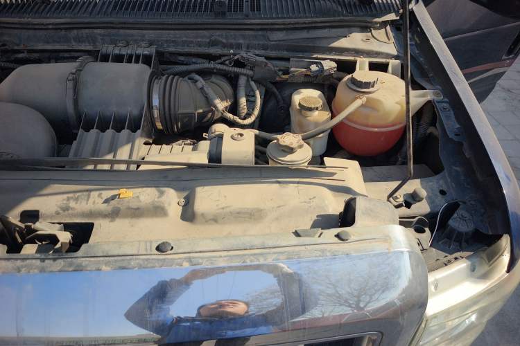 Used Ford E350 2011 5.4L Standard Yacht Edition Engine Bay Left