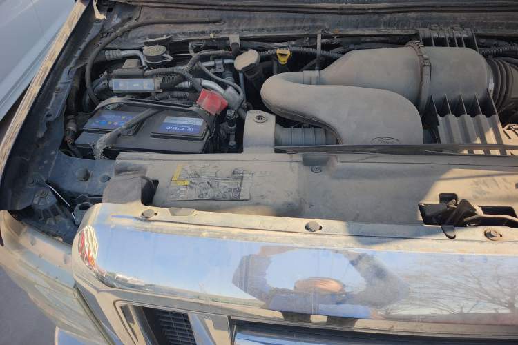 Used Ford E350 2011 5.4L Standard Yacht Edition Engine Bay Right