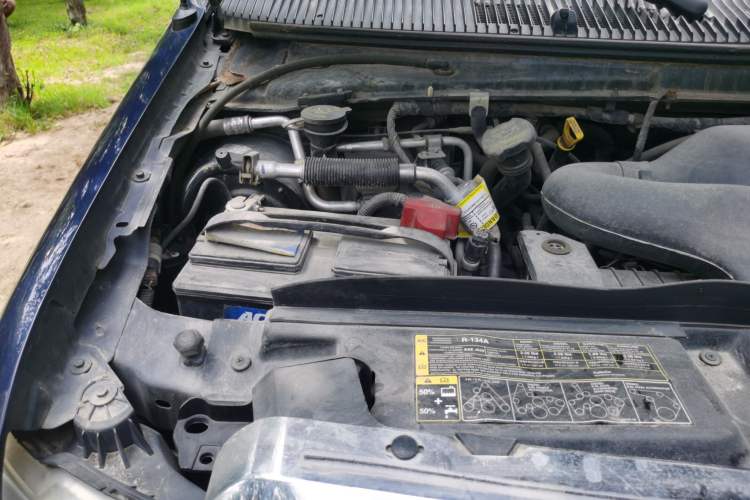 Used Ford E350 2011 5.4L Standard Yacht Edition Engine Bay Right