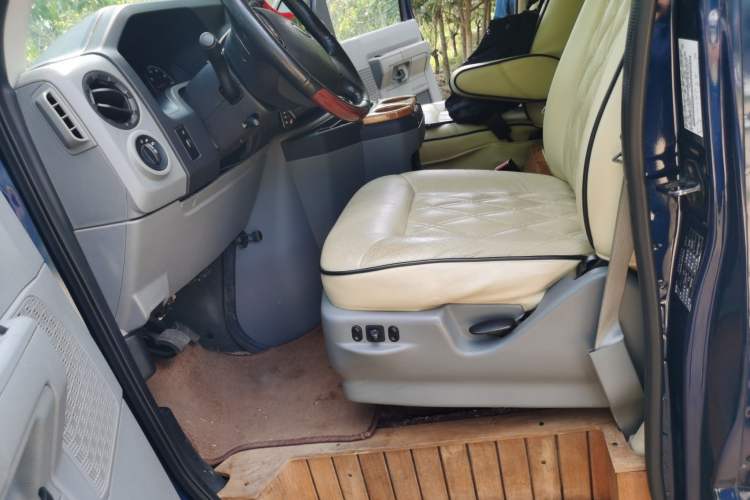 Used Ford E350 2011 5.4L Standard Yacht Edition Left Front Seat