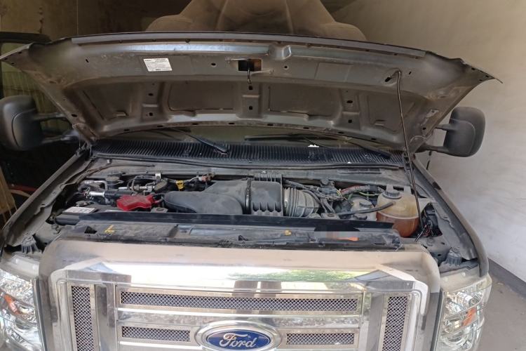 Used Ford E350  Engine Bay