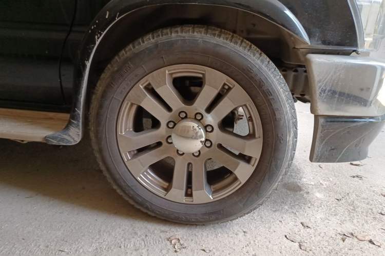 Used Ford E350  Right Front Wheel Hub