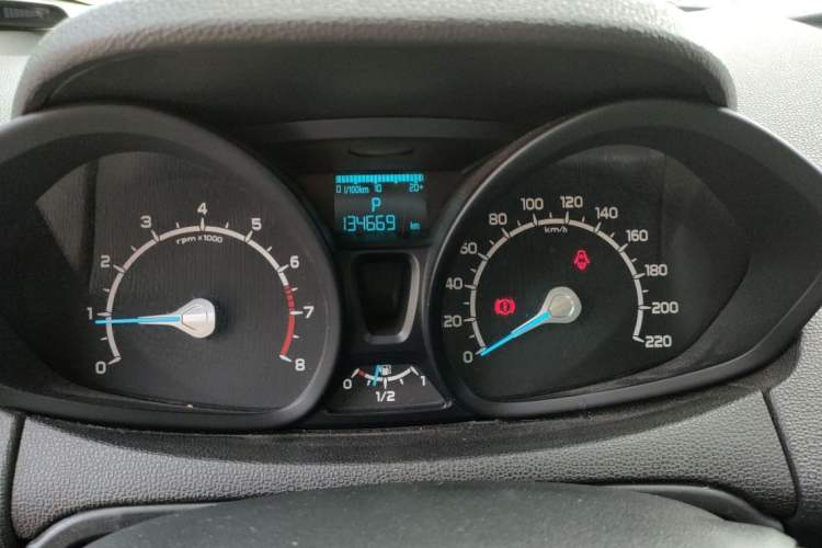 Used Ford EcoSport 2013 1.5L Automatic Fashion Model Odometer Close Up