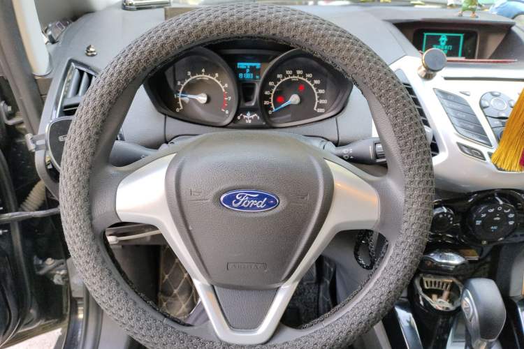 Used Ford EcoSport 2013 1.5L Automatic Fashion Model Steering Wheel