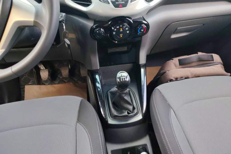 Used Ford EcoSport 2013 1.5L Manual Fashion Model Gear Lever
