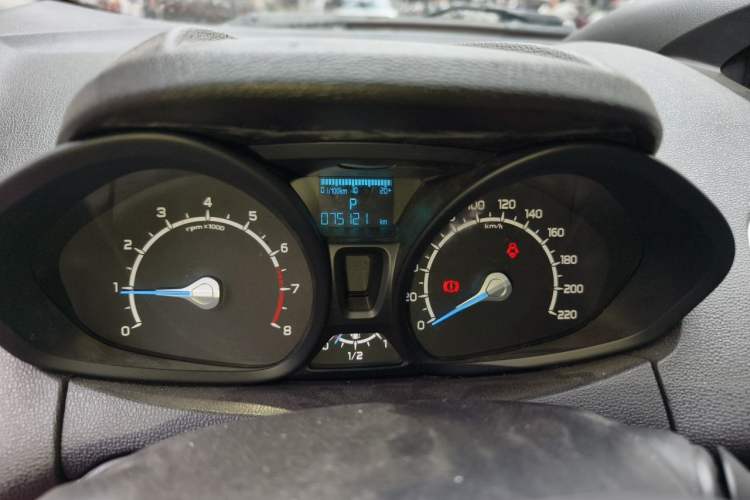 Used Ford EcoSport 2013 1.5L Automatic Fashion Model Odometer Close Up