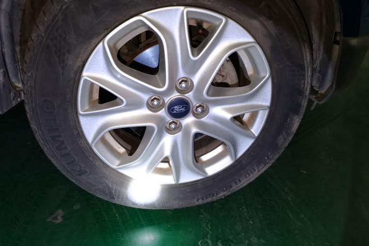 Used Ford EcoSport 2013 1.5L Automatic Fashion Model Right Front Wheel Hub