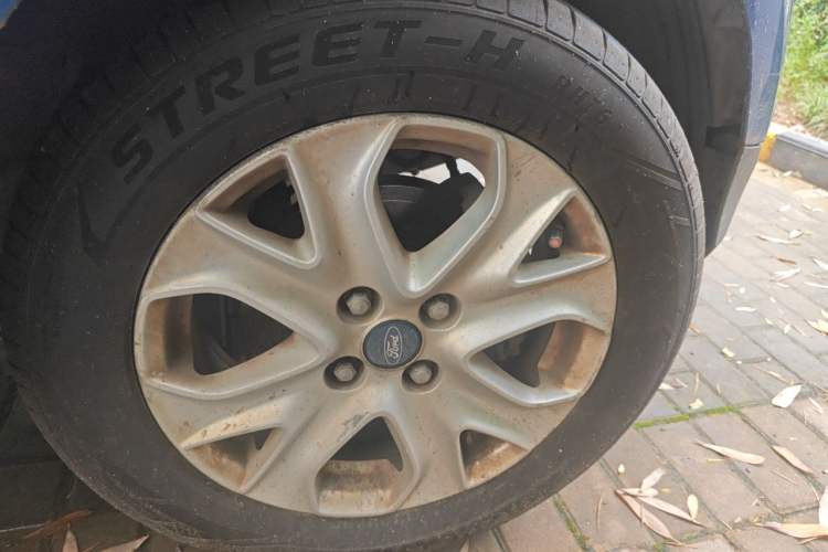 Used Ford EcoSport 2013 1.5L Automatic Fashion Model Right Front Wheel Hub