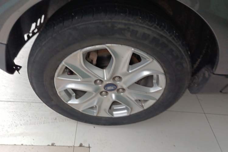 Used Ford EcoSport 2013 1.5L Automatic Fashion Model Left Front Wheel Hub