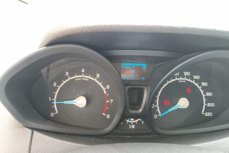 Used Ford EcoSport 2013 1.5L Automatic Fashion Model Odometer Close Up