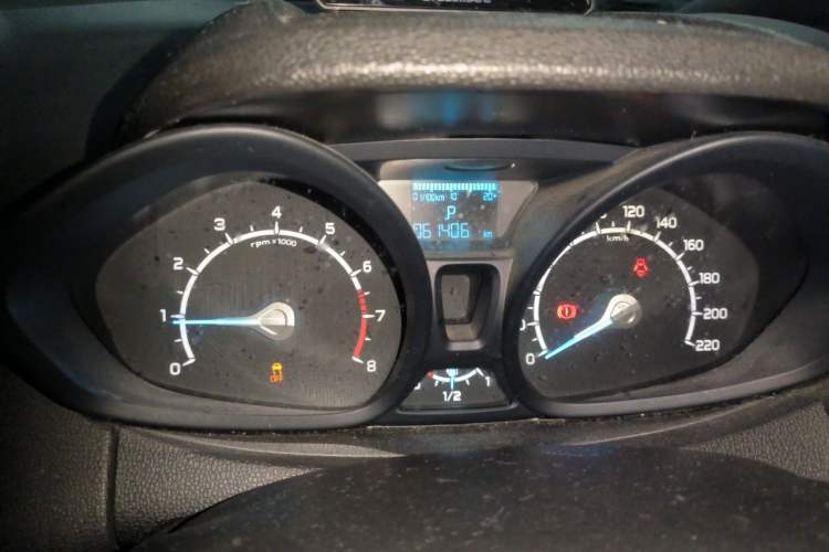 Used Ford EcoSport 2013 1.5L Automatic Fashion Model Odometer Close Up