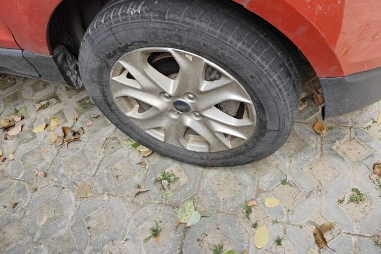 Used Ford EcoSport 2013 1.5L Automatic Fashion Model Right Front Wheel Hub