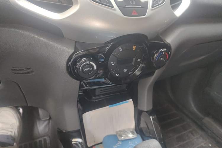 Used Ford EcoSport 2013 1.5L Automatic Prestige Model Gear Lever