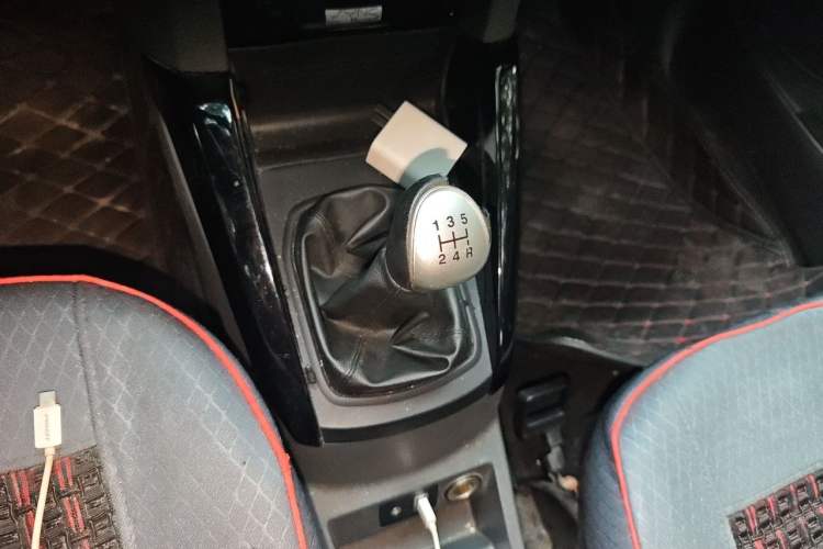 Used Ford EcoSport 2013 1.0L GTDi Manual Luxury Model Gear Lever