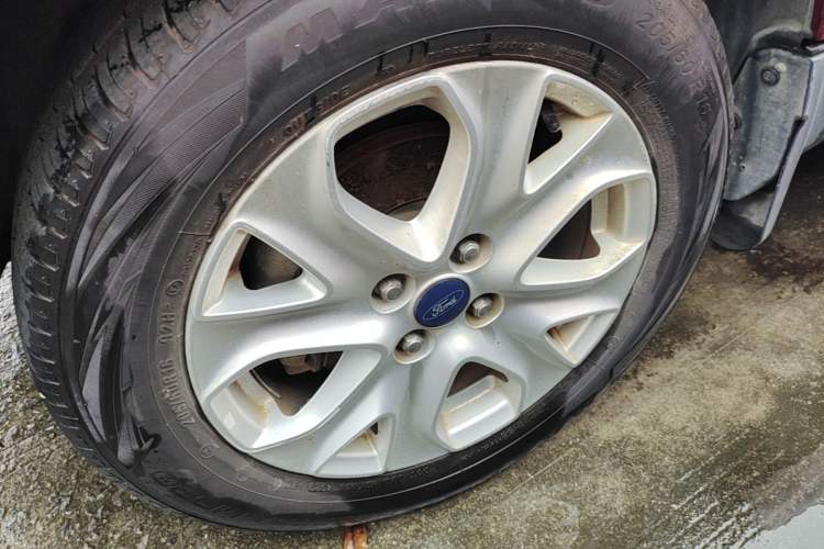 Used Ford EcoSport 2013 1.5L Manual Fashion Model Left Front Wheel Hub