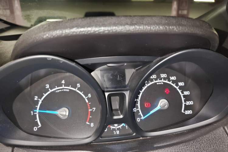 Used Ford EcoSport 2013 1.5L Automatic Fashion Model Odometer Close Up