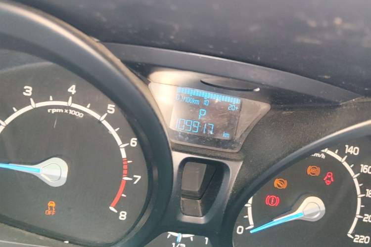 Used Ford EcoSport 2013 1.5L Automatic Fashion Model Odometer Close Up