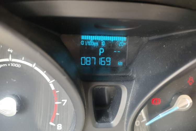 Used Ford EcoSport 2013 1.5L Automatic Fashion Model Odometer Close Up